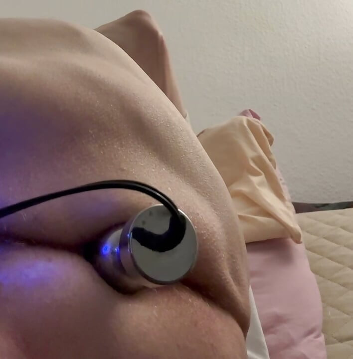 Gammel sæk i morgenrutine plejer pik, sæk og røv med elektrisk dildo og pumpe