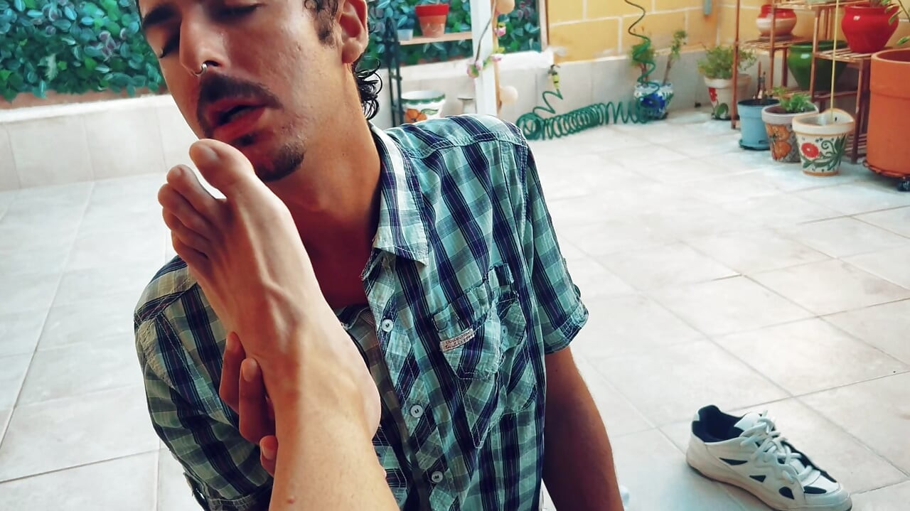 Worshipping Lucas : Intense feet service and licking
