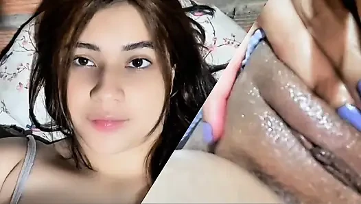 Lezbiyen kızlar mastürbasyon yapıyor ve vajinasına dokunuyor