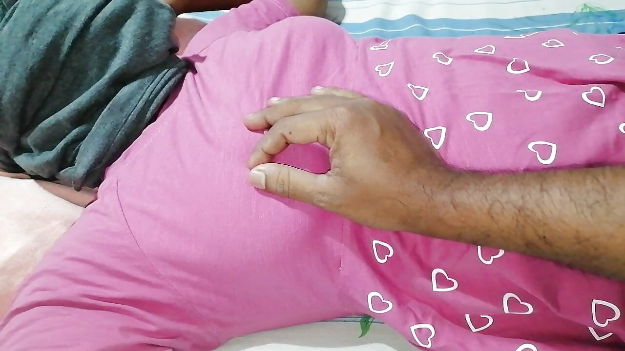 Cewek hot asia dengan toket besar dengan memek berbulu lagi asik ngentot memek sempitnya sebelum dientot habis-habisan