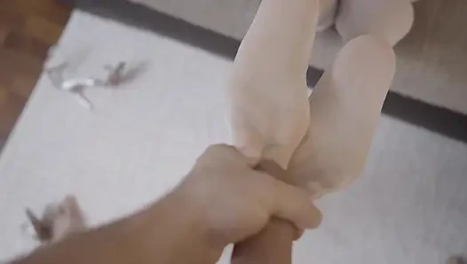 Çoraplı sarışın orta yaşlı seksi kadın erotik ayakla sikişiyor