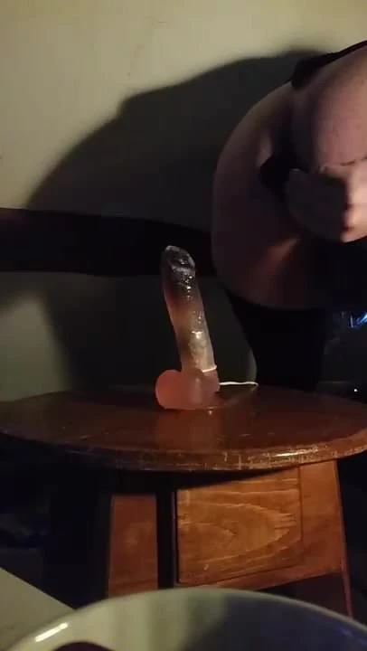 Sissy leva um consolo na bunda em castidade