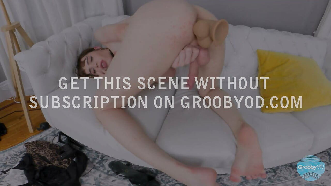GROOBYVR عارضة متحولة ذات بشرة شاحبة وشعر أحمر تُمتع نفسها بديلدو على أريكة بيضاء