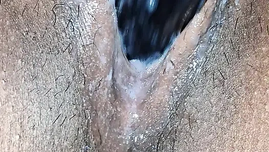 Desi-mädchen masturbiert mit aubergine und stöhnt laut