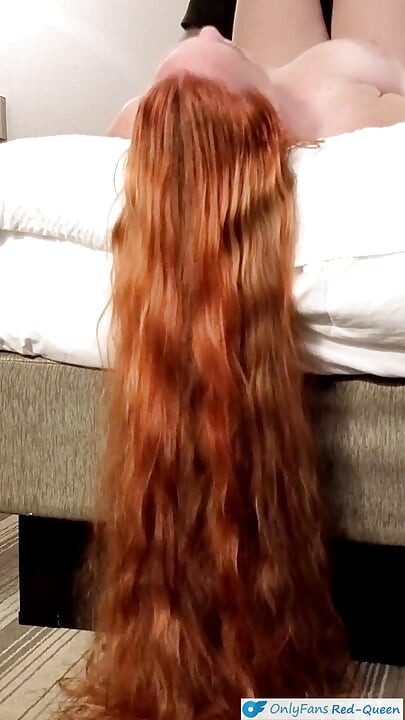 Ser fodida com meu cabelo vermelho longo envolta no chão saltando e balançando - vídeo de fetiche de cabelo