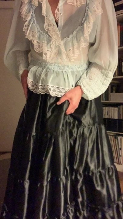 Rubbing myself throug my skirt