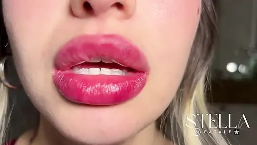 Raspberry - lipstik merah gemetar bibir - gerakan lambat
