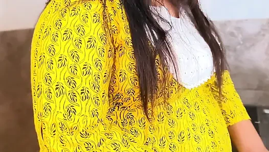 Tiba-tiba aku ngentot ibu mertuaku waktu dia lagi cutting kari di dapur - seks kasar sama desi