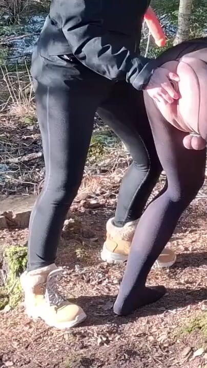 Femdom: A escrava é brutalmente fodida e fisted na floresta | Clipe 1