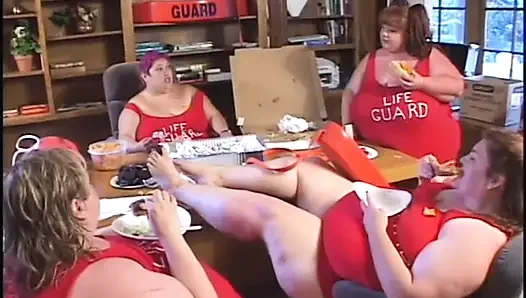 Blonde BBW seduces hunk to bang her in bed