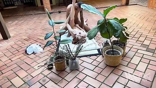 Rahatlamak ve sevdiği her şeyle güzel bir sürpriz masaj yapmak istiyordu