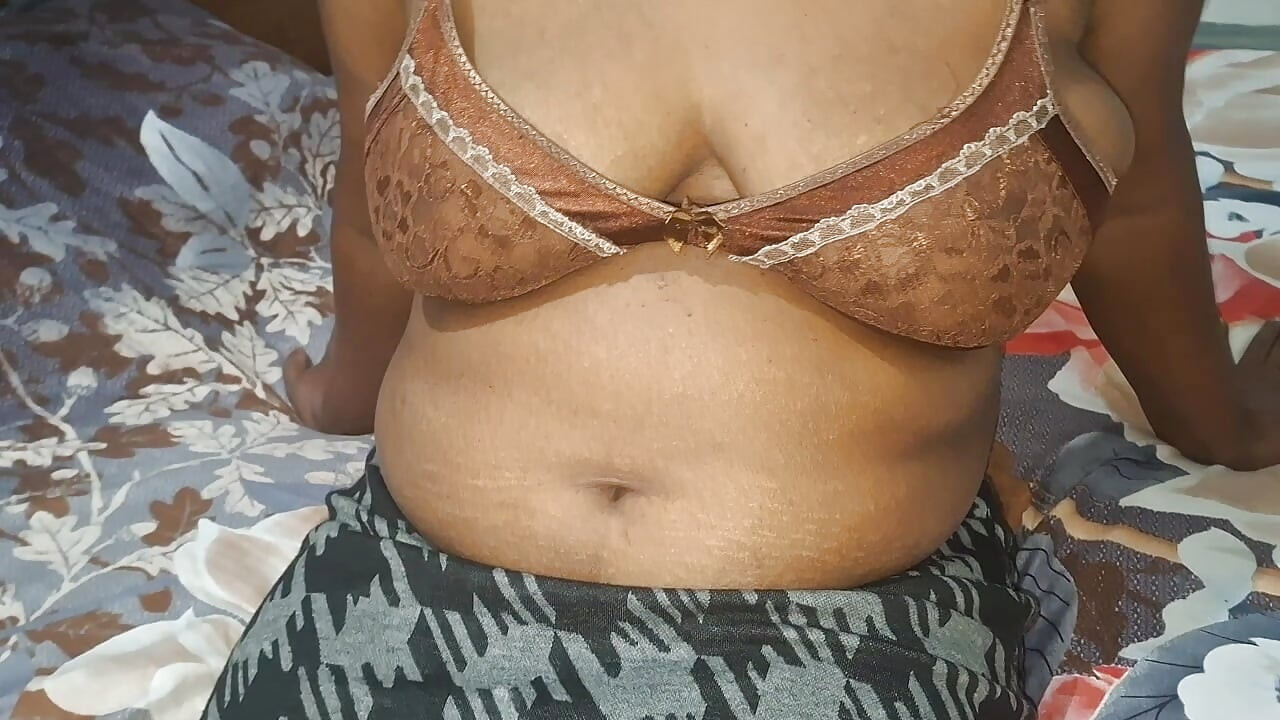 Entrenadora personal sexy y curvy en casa