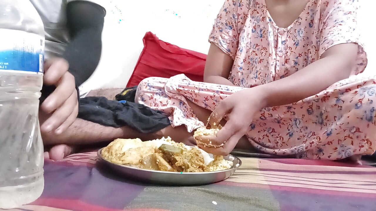 Beautiful Sexy_Toma bhaabhi ko unke saale ne joron se choda, asli desi larki pati ko dhokha de rahi hai khaana khaate hue aur seksual vidiyo ka maja lo