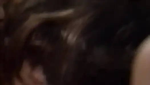 Pria sange ini crot di wajah cewek cantik rambut cokelat setelah ngentot memek berbulunya habis-habisan