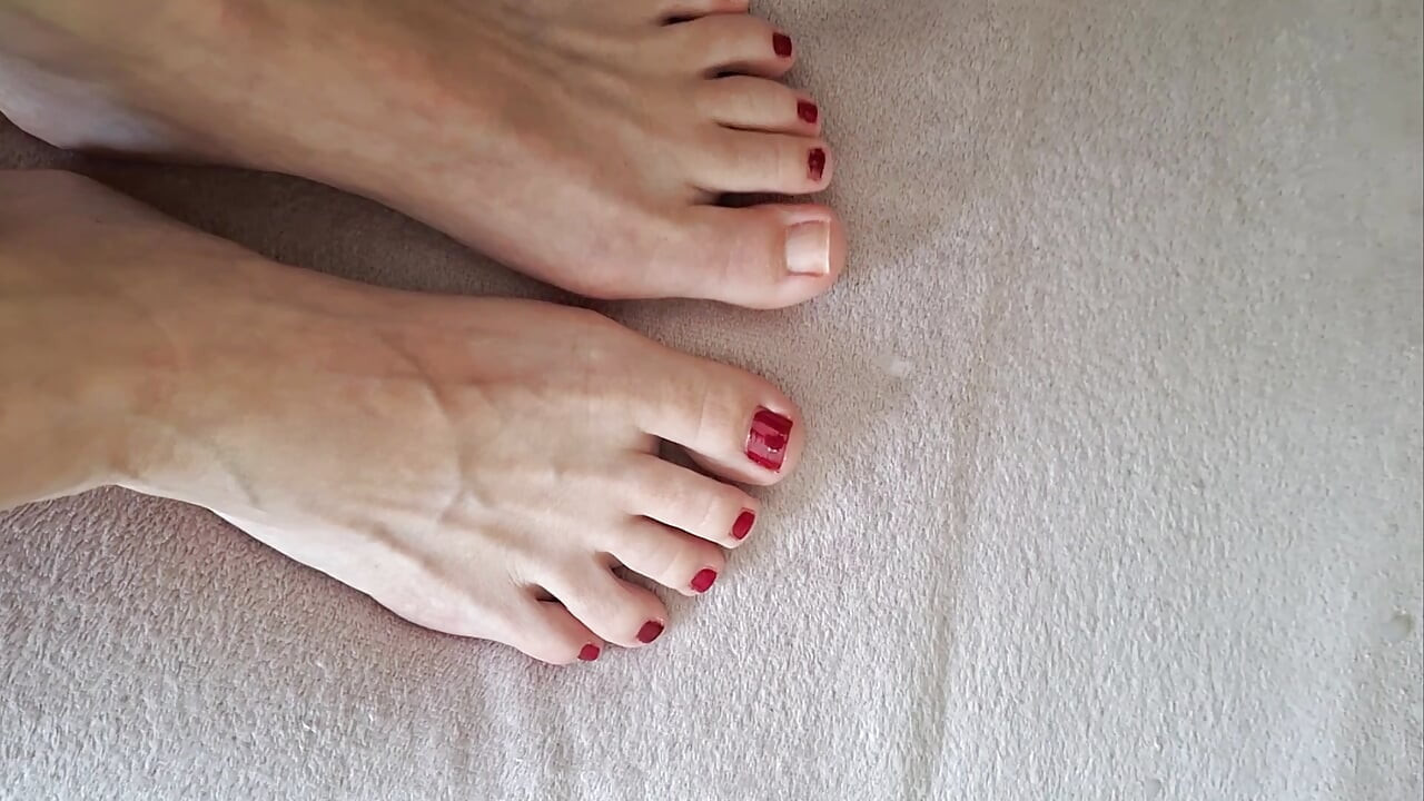 my chick caresses my with natural toenails