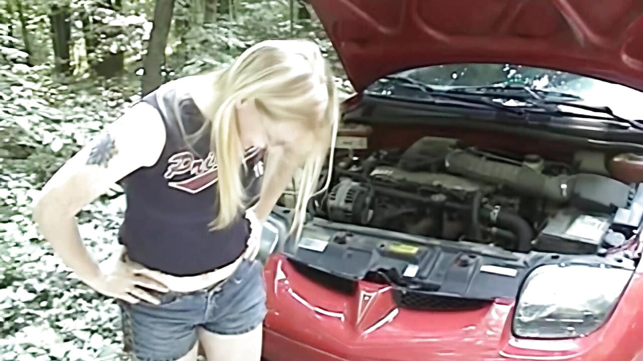 مارس الجنس في الخارج بسبب تعطل السيارة