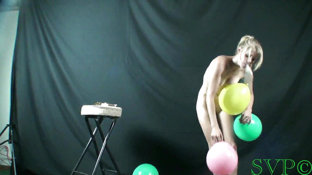 Model 19 tahun pertama kali merokok, nyepong balon sampai dicrot sperma banyak banget