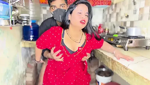 Schöne mami verführt mich beim kochen in der küche - heißer sex