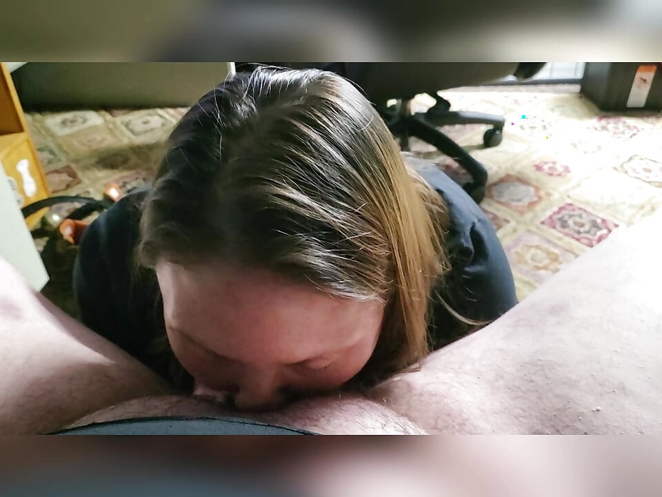 超セクシーなチンポフェラの女神が彼のチンコをしゃぶり、乗ってからもう一度しゃぶってペニスの精液を舐め取り、彼をイかせる