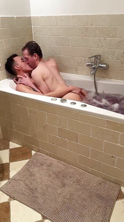 Felipe Quintana vögelt mit Ethan Duarte in der Badewanne