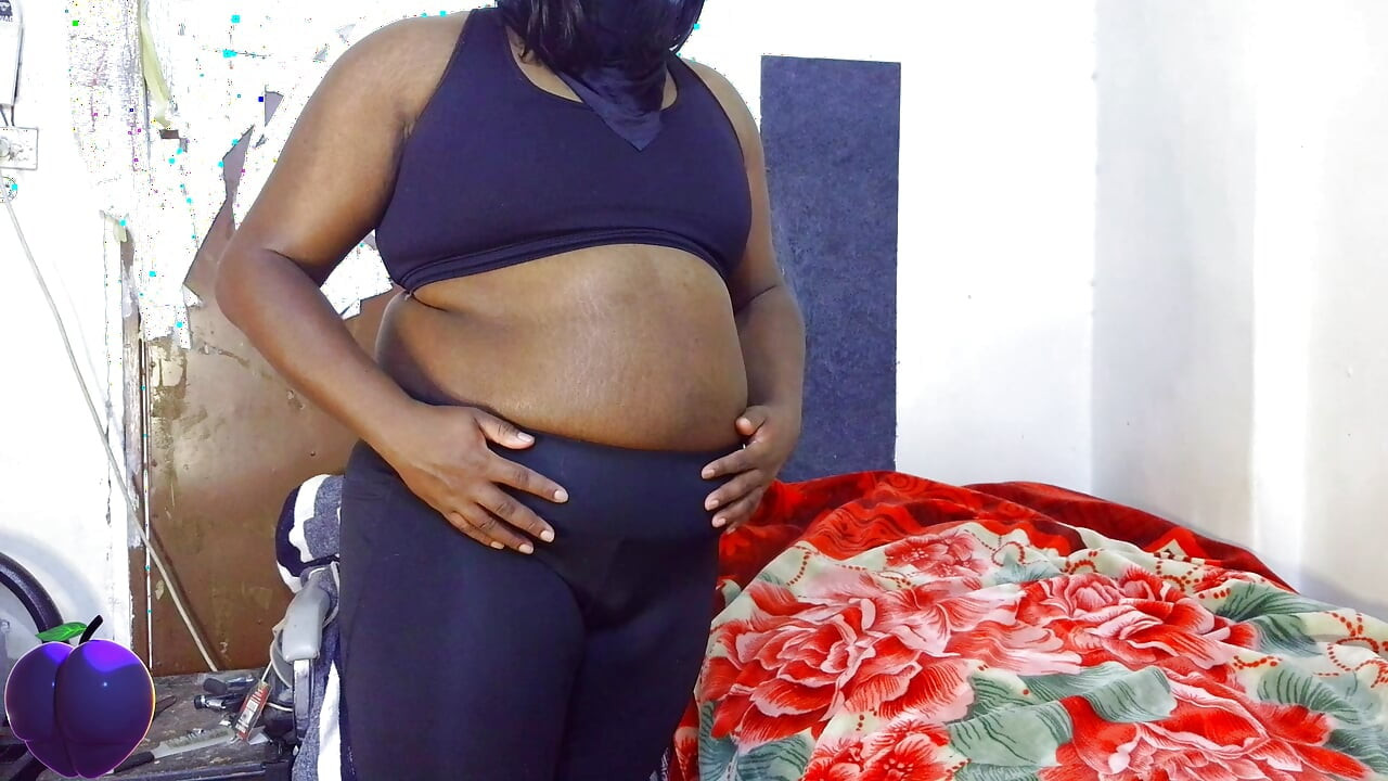 Kadın kılıklı iri güzel kadın dar pantolonunu soyunuyor, twerk yapıyor, dildo alıyor ve sertçe boşalıyor