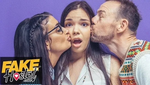 De faux beaux-parents d&#39;auberge baisent leur adolescente vierge à forte poitrine