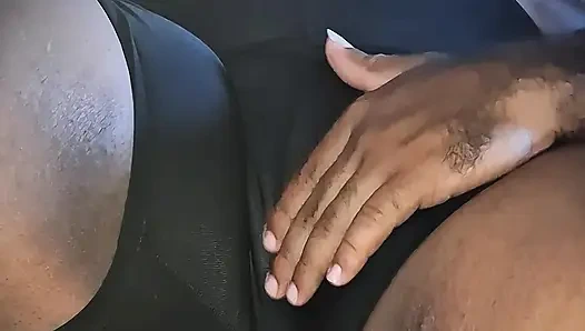 Masturbando a buceta grande da tia bbw no short apertado