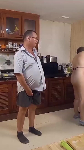 Emotivni trenutak iz "JUTARNJEG KAOSA U KUHINJI. KOMEDIJA NSFW PRIČA 284 S1"