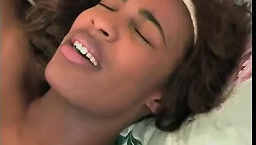 Sıska zenci kız mullet'teki adam tarafından sikiliyor