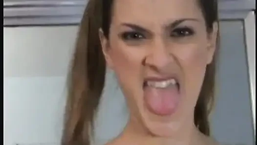Tante sange ini lagi asik fingering memeknya yang menetes dan kencing di kamar mandi