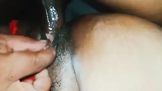 MILF Parmaklarıyla Boşaldı, Bir Kütük Poposuna Girip Çıktı