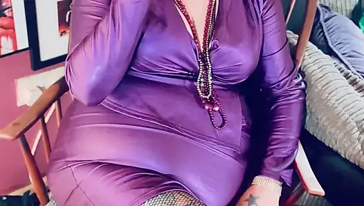 Tina snua si cewek yang glamor lagi asik sama cowok berondong sambil merokok