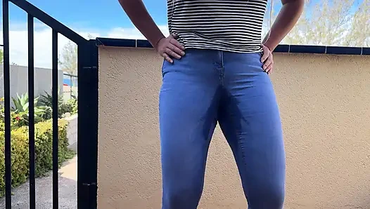 Desperate Jeans писает, смачиваясь на улице