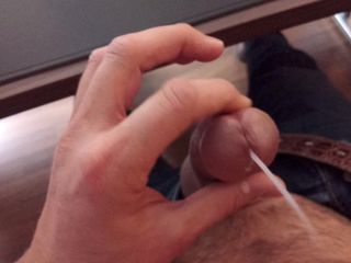 Frenulum masturbează o mulțime de spermă cu un deget