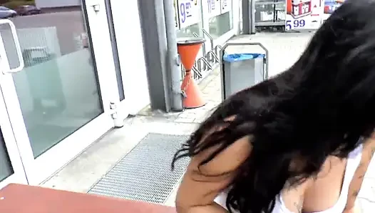 Dövmeli kız amcığı karavanda büyük yarak emiyor