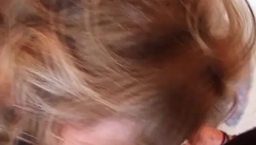 Blonde MILF fingert und lutscht in dampfendiger session