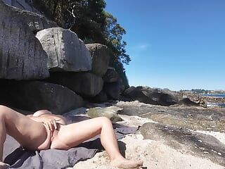 Nudis semok dengan memek berbulu di pantai