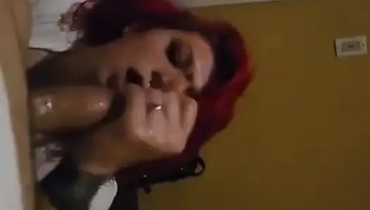 Пухлая милфа сосет толстый член и слюни поверх него