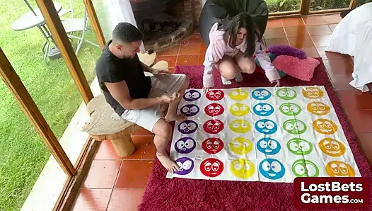 Striptiz Twister oyunu kazananı için sakso sürprizi