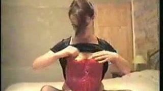 Зрелая милфа мастурбирует свою мокрую вагину на кровати в любительском видео