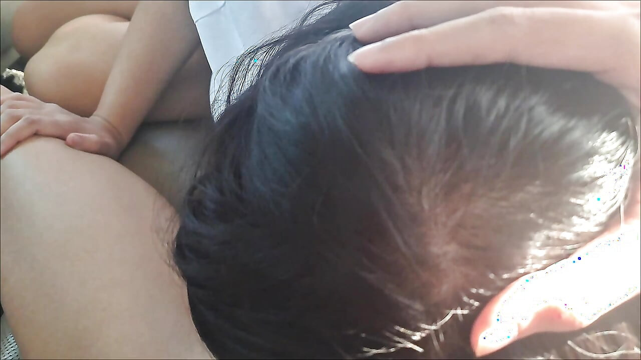 Em primeiro plano - uma aluna está no carro, uma quer estar no meio da rua