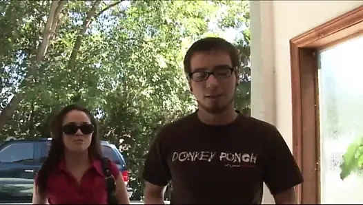 Utangaç adam kıza araba sorunlarına yardım ettiğin için büyük ödül alıyor