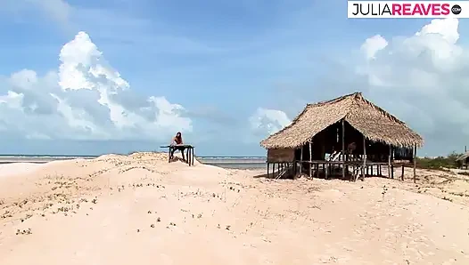 Pelacur panas mengerang saat dia disetubuhi di kedua lubang setelah masturbasi