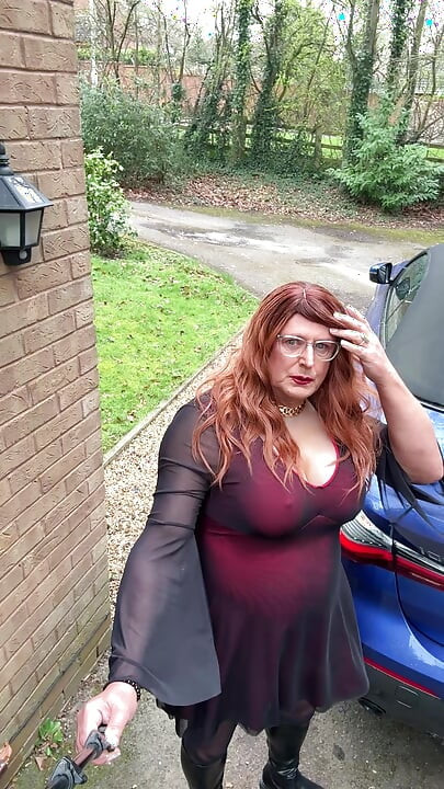 Seksi siyah külotlu çoraplı ve çizmeli seksi travesti kellycd2022 öğleden sonra sürüşüne çıkmadan hemen önce