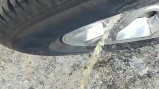 Schnelles Pissen auf LKW-Reifen