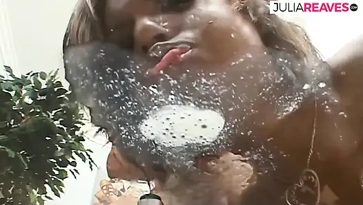 Şehvetli zenci seks tanrıçası kanepede sert anal seks yapıyor