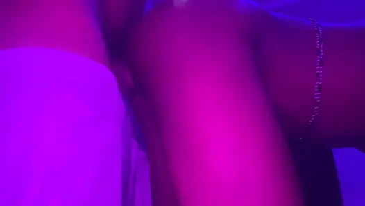 Memek becek gadis mungil kulit hitam ini dientot habis-habisan sama kontol besar pria kulit hitam sampai klitorisnya dientot habis-habisan di kamar mandi - pov