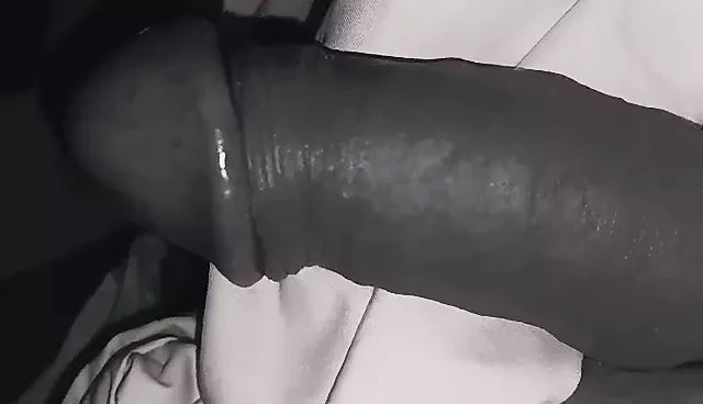 在晚上，只是抚摸我的鸡巴，感到孤独......