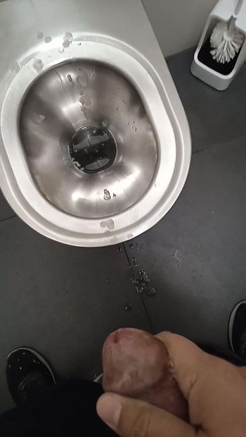 Jerami di toilet umum di bandara