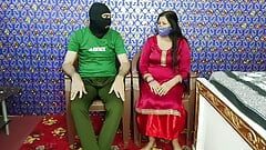パキスタンのパンジャブ人バービは私のコックを捕まえました、そして彼女は性交にとても飢えていました